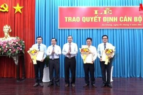 Trao quyết định cán bộ thuộc diện Ban Thường vụ Tỉnh ủy An Giang quản lý