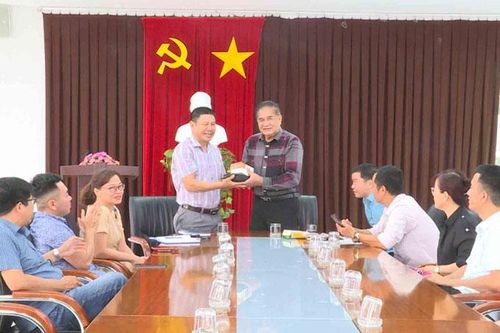 NSƯT Trần Vịnh trao tặng 35 bộ phim về đề tài chiến tranh cho KTV