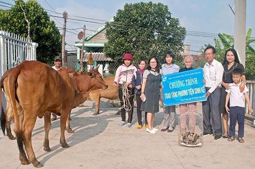 Tặng phương tiện sinh kế giúp phụ nữ thoát nghèo