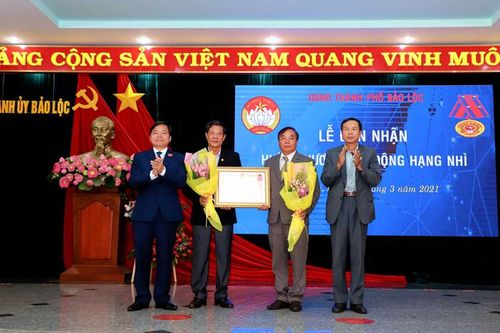 Ủy ban MTTQ Việt Nam TP Bảo Lộc đón nhận Huân chương Lao động hạng Nhì