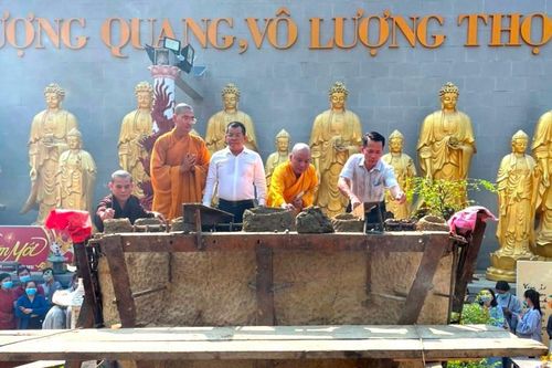 Đồng Tháp: Chùa Hoa Lâm cầu nguyện rót đồng đúc tôn tượng Đức Bổn Sư