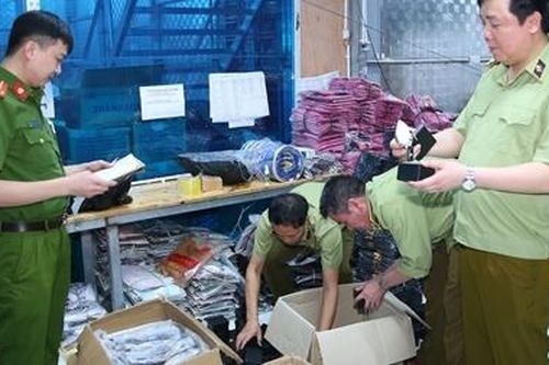 Lại bắt kho hàng lậu bán livestream hàng nghìn đơn mỗi ngày