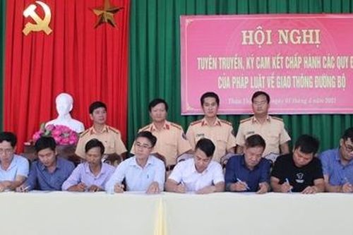 Hơn 500 tài xế ký cam kết chấp hành Luật Giao thông đường bộ