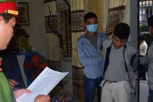 Bắt cặp vợ chồng bán ma túy trong nhà có hàng trăm kim tiêm dính máu