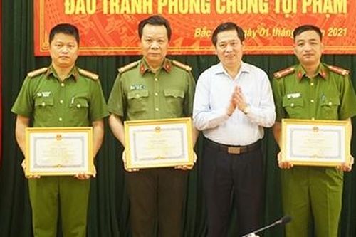 Khen thưởng tập thể, cá nhân trong đấu tranh, phòng chống tội phạm