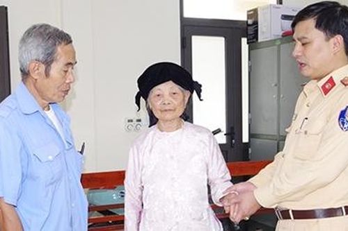 CSGT giúp cụ bà 90 tuổi đi lạc tìm được người thân