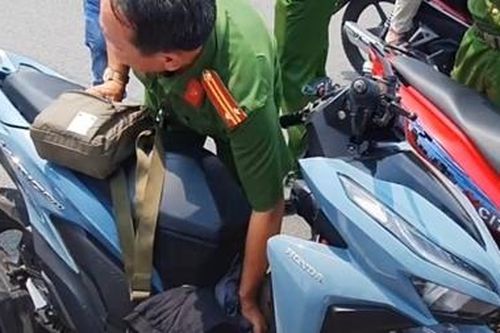 Nam thanh niên bỏ lại xe máy nhảy cầu Sài Gòn tự tử
