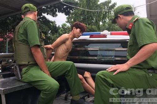 Cảnh sát 113 khống chế thanh niên nghi ngáo đá quậy tại cửa hàng