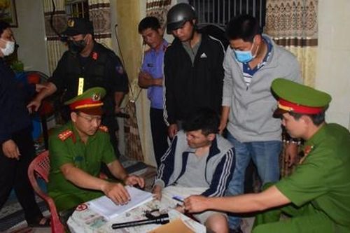 Kẻ có 2 tiền án cùng vợ điều hành ổ ma túy lớn, cố thủ khi bị vây bắt