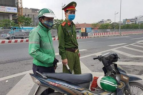Xử lý nghiêm xe ôm tụ tập đón khách