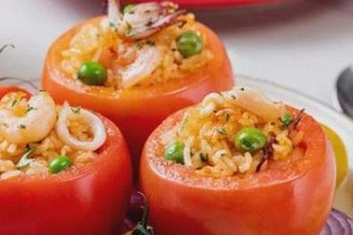 Ngon không ngờ món cơm hải sản nhồi cà chua vị Thái