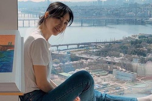 Bước sang tuổi 46, nhan sắc của Choi Ji Woo lại được nhận xét không thua kém đàn em Song Hye Kyo