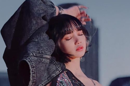 Một set đồ của Lisa trong MV 'Lovesick Girls' bị thay đổi vào phút cuối vì lý do khó tin