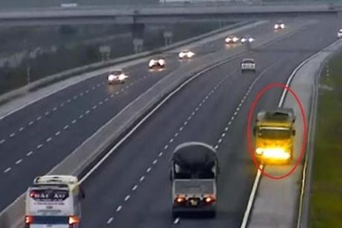 Tài xế đi ngược chiều trên cao tốc bị tước giấy phép lái xe