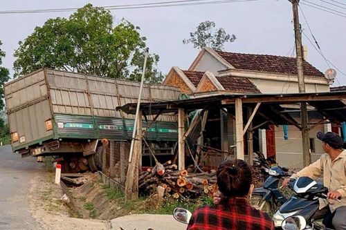 Tài xế buồn ngủ, xe tải lao vào nhà dân