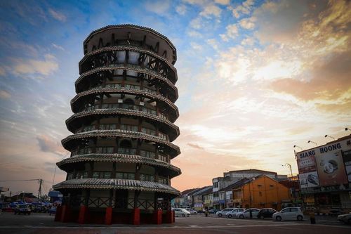 Tháp đồng hồ nghiêng 15 độ ở Malaysia