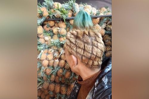 Chàng trai bán hoa quả đắt khách khi để tóc trái dứa