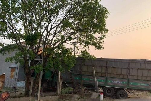 Tai nạn giao thông mới nhất hôm nay 2/4: Xe chở gỗ dăm lao thẳng vào nhà dân bên đường