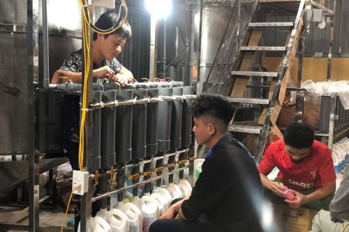 Phát hiện xưởng sản xuất nước giặt, nước rửa chén giả mạo hàng Thái Lan