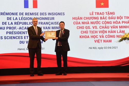 Giáo sư Châu Văn Minh nhận Huân chương Bắc đẩu bội tinh