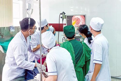 Gắp thành công ba que tăm trong dạ dày người đàn ông
