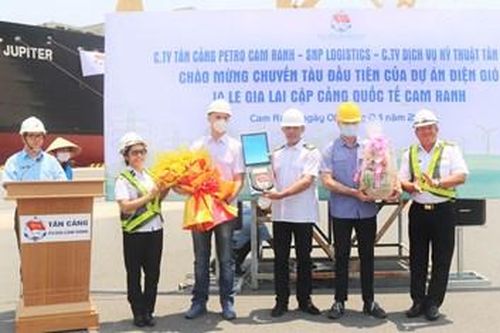 Đón chuyến tàu đầu tiên của dự án điện gió Ia Le Gia Lai cập cảng
