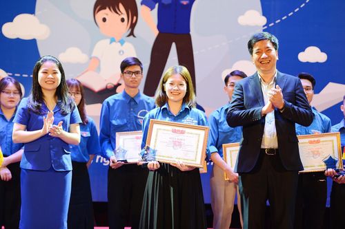 Trao giải thưởng Ngôi sao xanh cho 25 bí thư chi đoàn