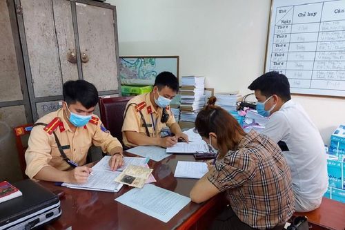 Nữ tài xế đỗ ôtô ngược chiều giữa ngã tư để mua rau: Bị phạt thế nào?