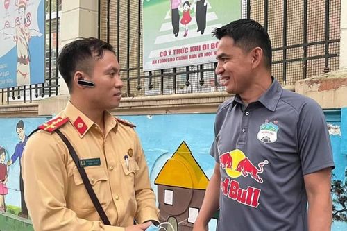 HLV Kiatisak ngỡ ngàng khi bị 'tuýt còi' khi đi bộ qua đường