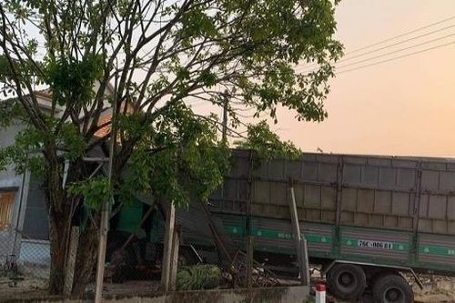 Xe chở dăm tông vào nhà dân ở Quảng Ngãi