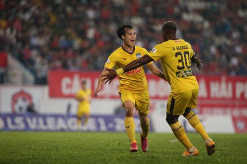 Văn Toàn tỏa sáng, HAGL giữ vững ngôi đầu V-League