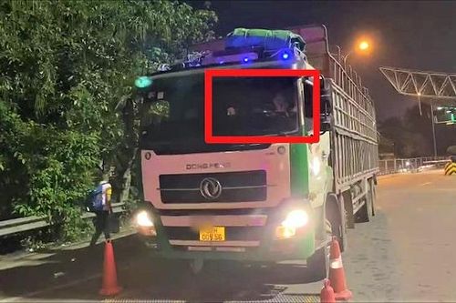 Tài xế xe quá tải 44% 'cò quay' hơn 1 giờ đồng hồ không chịu ký biên bản