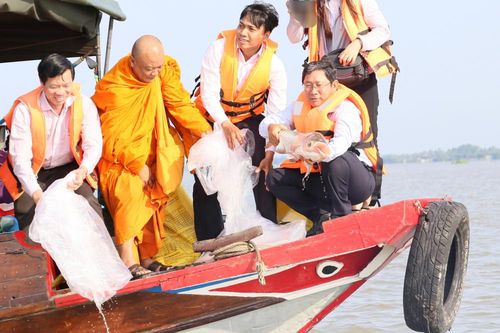 Cần Thơ tuyên truyền, thả giống tái tạo nguồn lợi thủy sản