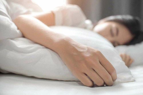 Tại sao có hiện tượng tê tay khi ngủ?