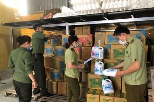 Bắt quả tang cơ sở sản xuất nước giặt giả nhãn hiệu Dnee của Thái Lan