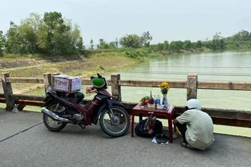 Nam thanh niên để lại xe máy, số điện thoại rồi nhảy đập nước tự tử