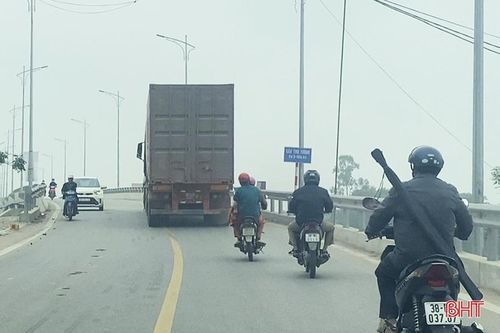 Hàng trăm 'Hung thần xa lộ' hiên ngang trên đường nội thị ở Đức Thọ