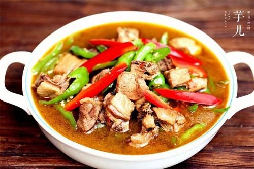 Ăn gà luộc, gà rang mãi cũng chán... hãy đổi vị bằng món gà om ớt gừng cay ngon đậm vị