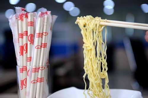 Tiềm ẩn nhiều nguy cơ gây hại sức khỏe từ đũa dùng một lần, làm sao để tránh mang bệnh?