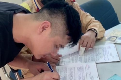 Tài xế đi ngược chiều trên cao tốc bị phạt 17 triệu đồng, tước GPLX 6 tháng