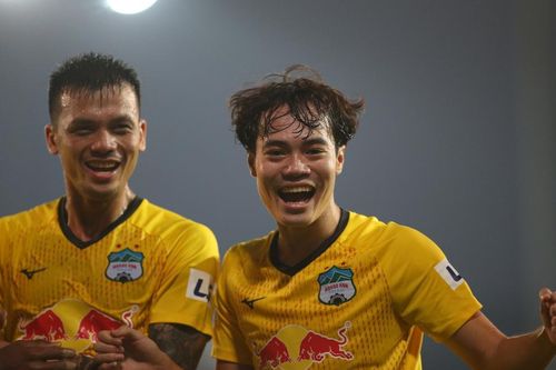Cận cảnh Văn Toàn ghi bàn cực tinh tế xé lưới Hải Phòng