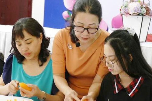 Phó Chủ tịch Hội LHPN Việt Nam Bùi Thị Hòa thăm mô hình Nhà Văn hóa Phụ nữ TPHCM