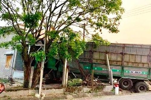 Xe chở dăm tông vào nhà dân, tài xế bị thương