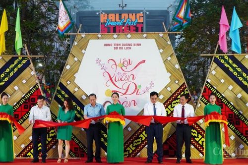 Quảng Ninh: Ngày hội du lịch đường phố Hạ Long 'Hội xuân di sản' hút khách ngày đầu khai mạc