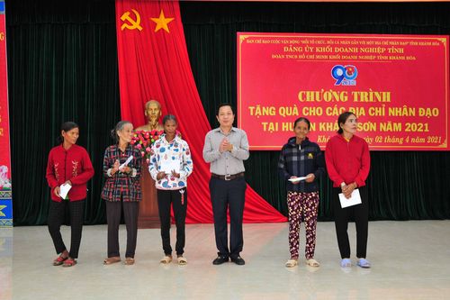 Ông Hà Quốc Trị trao quà cho các địa chỉ nhân đạo huyện Khánh Sơn
