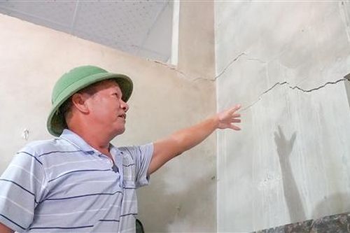 Người dân bức xúc vì nhà nứt, lún do thi công cao tốc Cam Lộ - La Sơn