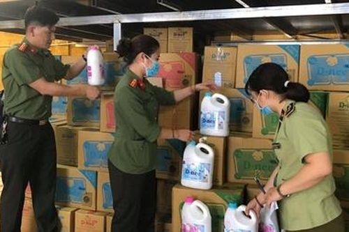 Phát hiện cơ sở sản xuất nước giặt giả mạo nhãn hiệu