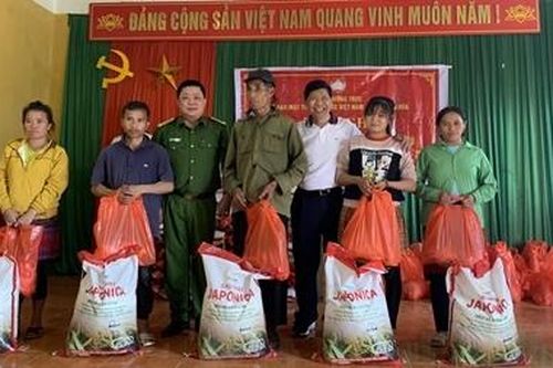 Vượt đường xa mang gạo, mắm tặng bà con vùng biên