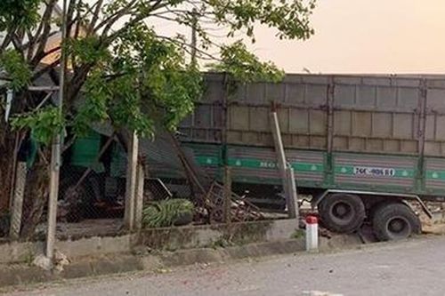 Xe chở gỗ dăm mất lái, lao thẳng vào nhà dân