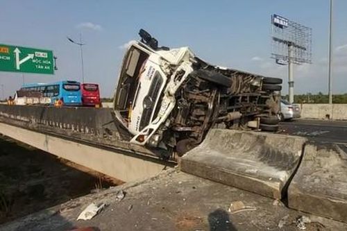 Xe giường nằm tông lật xe tải chở dưa hấu, nhiều người thoát chết